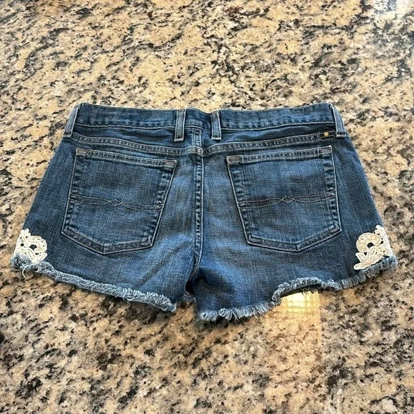 Lucky Riley Jean Shorts W/ Knit Designs and Fringed Hems Sz 27/4 - Picture 2 of 10